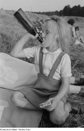 Mädchen, aus einer Flasche trinkend