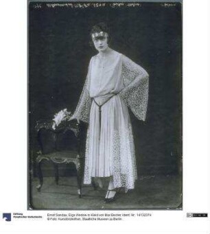 Elga Wedow in Kleid von Max Becker