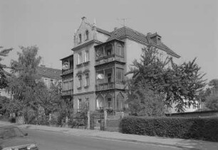 Dresden-Briesnitz. Wohnhaus, Roquettestraße 68. Straßenansicht mit Einfriedung