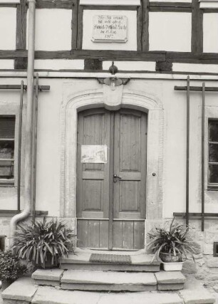 Mobschatz-Podemus, Zschonergrund 2. Gasthof "Zschoner Mühle". Haupthaus (bez. 1812), Portal und Inschrifttafel