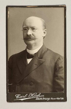 Porträt Julius Brauns : Foto-/Bildersammlung Stenografische Sammlung. Porträt Julius Brauns. Photographie. Carte de visite (um 1905; C. Koch). Dresden: SLUB P a 0067