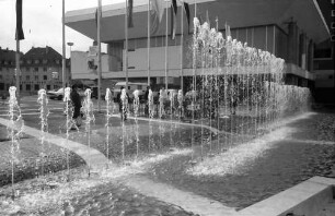 Freiburg: Springbrunnen mit Karlshof im Hintergrund