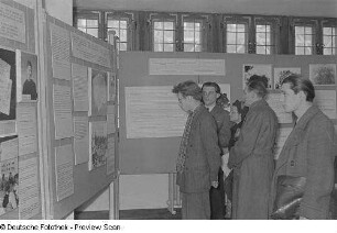 Besucher vor Schautafeln