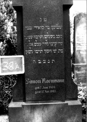 Grabstein 38 (Index: 100110022) Material: Granit Zustand: gut Maße HxBxT: 200x74x30 cm Beschreibung: Stele, getreppter Sockel, giebelartiger Abschluß Steinmetz: Ostberg: Grabstein 38A