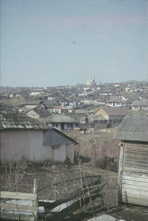 Reisefotos. Teilansicht eines Ortes mit Kirche