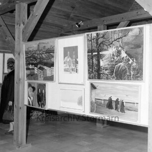 Rade: Museum Rade im Naturpark Oberalster: Ausstellung "Europas Sonntagsmaler": vorn Stellwand mit Gemälden: links hinter Träger Besucherin