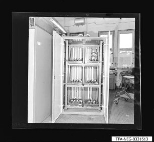 Schaltschrank Mediensteuerung geöffnet, Gesamtansicht 2, Foto 1983