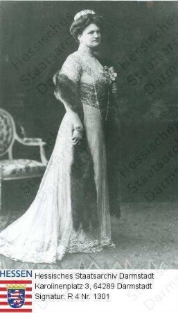 Eleonore Großherzogin v. Hessen und bei Rhein geb. Prinzessin zu Solms-Hohensolms-Lich (1871-1937) / Porträt, in Raum stehend, Ganzfigur