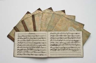L'Eroe cinese. Stimmensatz : L'Eroe cinese. Oper von Johann Adolf Hasse (UA 07.10.1753 zum Geburtstag von Friedrich August II., Kurfüst von Sachsen, auf Schloß Hubertusburg). Stimmensatz, aufgeschlagen: Sinfonia. Dresden: SLUB Mus.2477-F-75