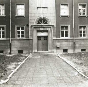 Cottbus, Paul-Hornick-Straße. Paul-Hornick-Kaserne (um 1936). Wohngebäude. Teilansicht mit Portal