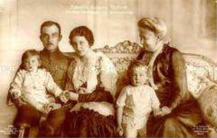 Auguste Viktoria mit ihrer Tochter Viktoria Luise, Herzog Ernst August und deren Kindern