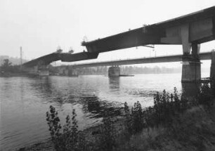 Montage des Mittelstückes 1974 der Südbrücke Koblenz/Rhein