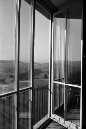 St. Georgen (Schwarzwald): Krankenhaus, Ausblick vom Schwesterntagesraum, durch Glasfenster