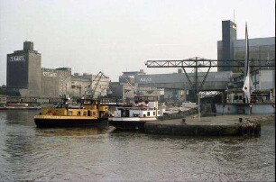 Basel: Einfahrt Zollhafen