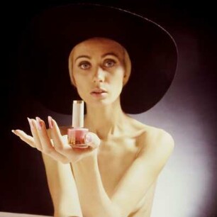 Model in Studio Kosmetik Produkt präsentierend