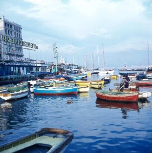 Bunte Fischerboote im Hafen von Neapel