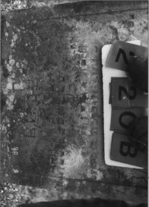 Grabstein 220 (Index: 100115106) Material: Sandstein Zustand: sehr stark verwittert mit sehr starkem Textverlust Maße HxBxT: 151x62x9 cm Beschreibung: Stele mit Hufeisenbogen: Grabstein 220B