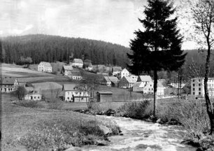 Ortsansicht mit Schulberg, Bahnlinie und Schwarzwasser : Mitte: Haus mit Dachreiter = Schulhaus, re.: Lorenzmühle; Einmündung des Schwarzwassers in die Preßnitz