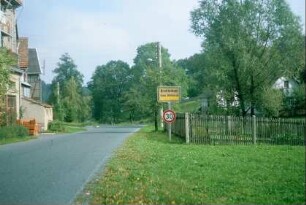 Ortseingang, Häuser und Gärten