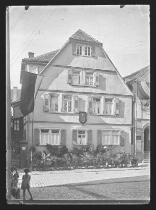Eichelgasse (47), Haus des Zahnarztes (Dentisten) Alois Beck mit Gedenktafel Wilhelm Blos (nebenan Volksbank Wertheim Hausnr. 49)