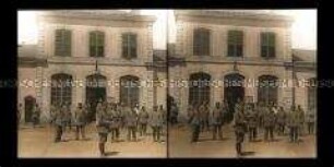 Soldaten am Bahnhof von Montmedy