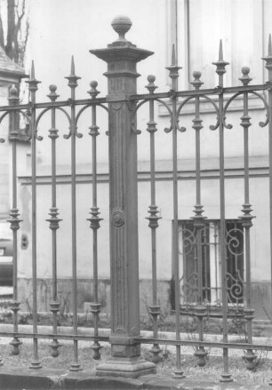 Dresden-Neustadt, Radeberger Straße 43. Wohnhaus (um 1885). Einfriedung (Teilansicht)