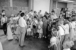 Kindervogelschießen: Joachim-Mähl-Schule (Realschule): Empfang der Königspaare durch Bürgermeister Michael Sachse