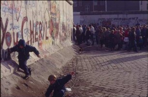 Passanten und Besucher am Eingangsbereich des provisorischen Grenzübergangs Bernauer Straße/Eberwalder Straße
