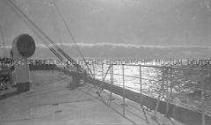 Heimfahrt der Kriegsgefangenen vom Internierungslager "Angel Island" auf dem italienischen Dampfer "Fella", Blick auf Vordeck und Sonnenuntergang über dem Meer