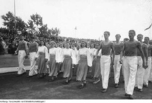 Leipzig. 3. Parlament der Freien Deutschen Jugend (FDJ). Sportübungen und -veranstaltungen im Jahn-Stadion, Pfingsten 1949