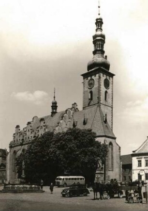 Tábor (Tabor). Dechanteikirche (beg. nach 1440). Blick über den Marktplatz mit Brunnen und Denkmal für Jan Žižka