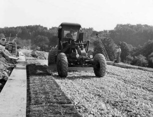 Einplanieren der Schottertragschicht (Rüttelschotter) mit Grader bei km 151,499