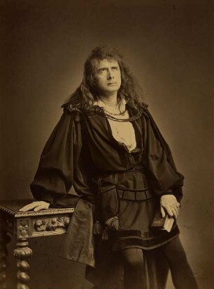 Friedrich Haase als Hamlet in "Hamlet" - aus einer Mappe für Chéri Maurice "zu seinem fünfzigjährigen Directorial-Jubiläum" am Thalia Theater zu Hamburg