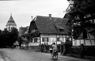 Wagshurst: Dorfstraße mit Kirche