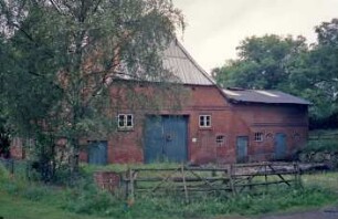 Dwerkaten 1: traufständige Backsteinkate: Giebelseite Wirtschaftstrakt, mit Scheunentor: rechts Stallquerbau