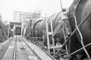 Häusern: Rohrleitung neben der Seilbahn