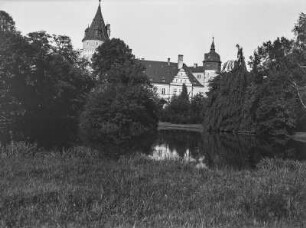 Schloss : Ein Schloss mit einem Teich davor