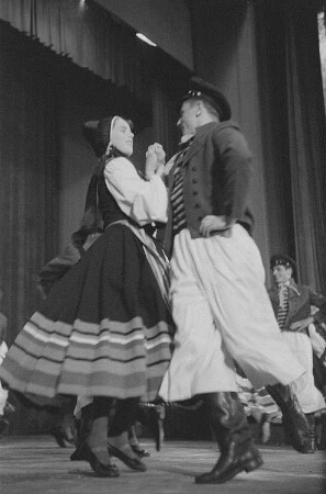 Darbietung der Tanzgruppe des Ensembles der NVA Erich Weinert (EWE) anlässlich des II. Deutschen Turn- und Sportfestes