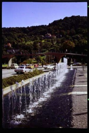 Freiburg: Springbrunnen vor dem Kongresshaus, Richtung Schlossberg