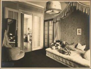 Wohnung. Inneneinrichtung: Schlafzimmer Blick in Kinderzimmer (Spielzimmer?)
