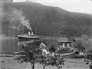 Esefjord, Norwegen, Häuser am Ufer des Fjords mit Passagierschiff Monte Sarmiento