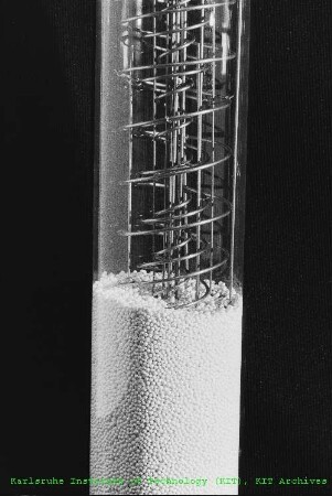 Glasrohr mit einer Spule am Institut für Radiochemie (IRCh)