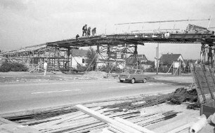 Bau einer Fußgängerbrücke über die Pulverhausstraße.