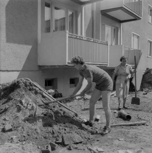 Dresden. Zwei Frauen beim Arbeitseinsatz vor einem Wohnungsbau