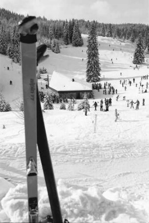 Muggenbrunn: Skihütte mit Wintersportlern