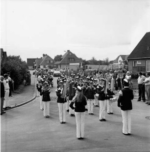 Dorffest der Dorfgemeinschaft Klein Wesenberg: Spielmannszug "Old Reinfelder Jungs": hinten Zuschauer und Häuser