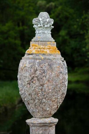 Frankreich. Poitou Charentes. Charente Maritime. Chateau de la Roche Courbon. 15 und 17 Jahrhundert. Spitze eines alten Brunnens