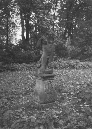 Putto (Allegorie des Sommers) : Lichtenwalde, Schlosspark, Putto, eine Allegorie des Sommers im Mittelgarten