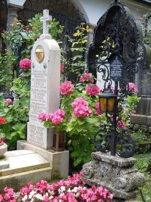 Salzburg - Petersfriedhof : Grabsteine auf dem historischen Petersfriedhof. Aufgenommen in Salzburg am 22. Juli 2011
