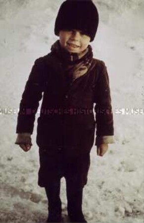 Kleiner Junge im Schnee